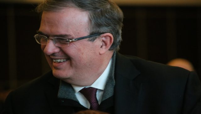 Ebrard se registra para la candidatura presidencial de Morena