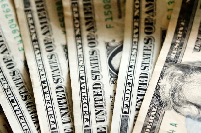 ¿Por qué Estados Unidos pierde 2 mil 200 millones de dólares en remesas al año?