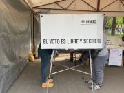 AMLO habló con funcionarios del INE para mejorar la participación de voto migrante