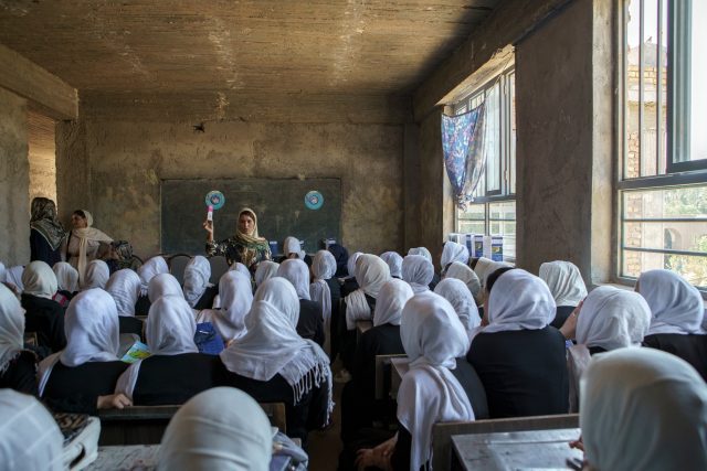 Atacan a mujeres estudiantes en Afganistán con envenenamientos y químicos tóxicos
