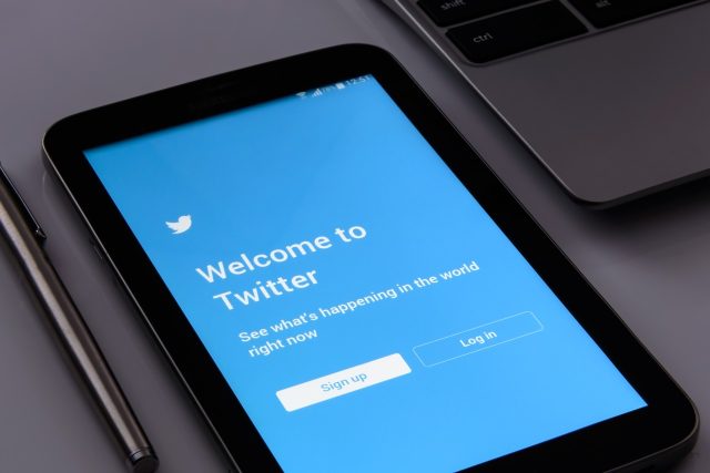Tras cierre de cuentas de Twitter en Alemania, usuarios denuncian a Elon Musk