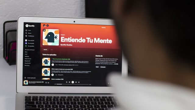 Spotify llega a 100 mil videos de pódcast ¿la nueva era para los podcasters?