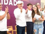 Entregan becas e infraestructura en Puerto Peñasco y Sonoyta
