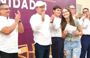Entregan becas e infraestructura en Puerto Peñasco y Sonoyta