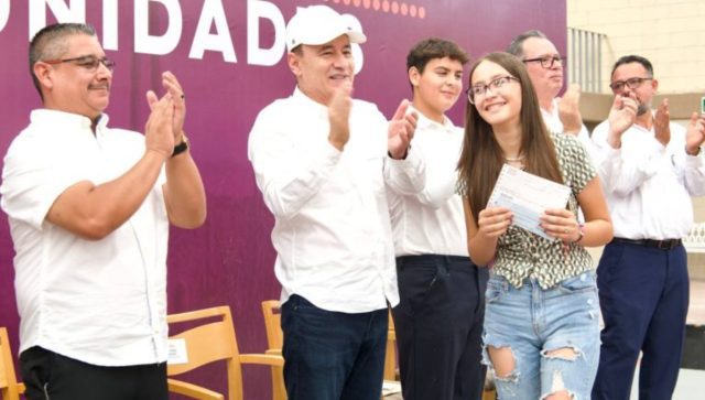 Entregan becas e infraestructura en Puerto Peñasco y Sonoyta