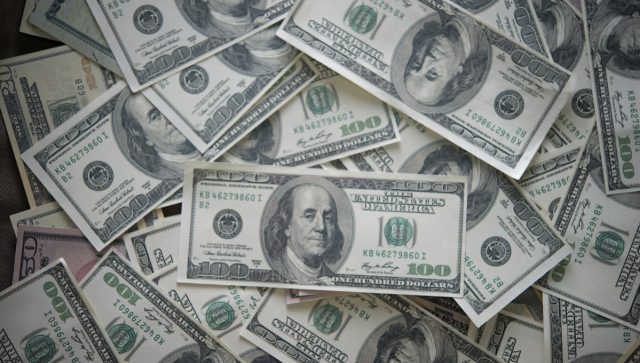Peso mexicano llega a 16.88 unidades por dólar; su nivel más fuerte en 8 años
