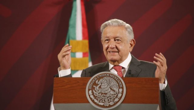 Sin corrupción y medicamentos garantizados: AMLO presume avances en el sector salud