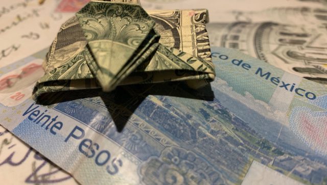 Inversión extranjera y finanzas públicas sanas fortalecen el peso, asegura AMLO