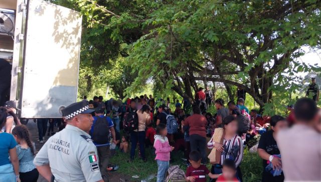 INM rescata a más de 140 migrantes abandonados en un tráiler, en Veracruz