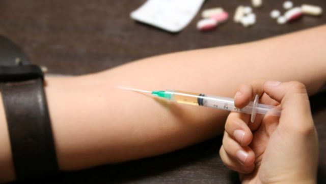 Advierten sobre los peligros de las drogas inyectadas: pueden causar hepatitis C