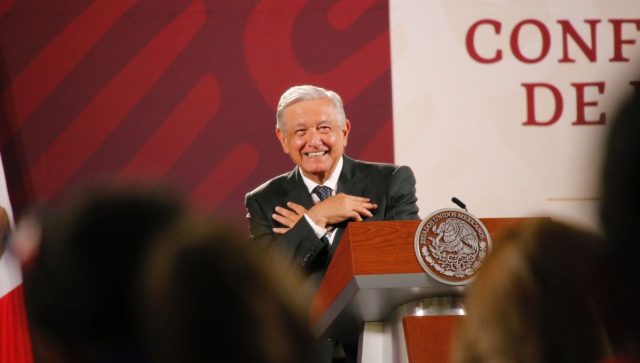 Guía para entender qué sí y qué no puede decir AMLO en las mañaneras, según el INE