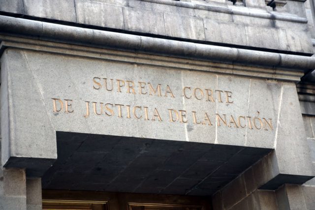 AMLO exhibe sueldos y bonos “excesivos” de la SCJN, busca reforma más precisa