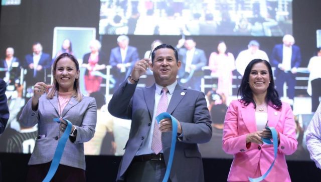 Inaugura Diego Sinhue Festival del Adulto Mayor en León
