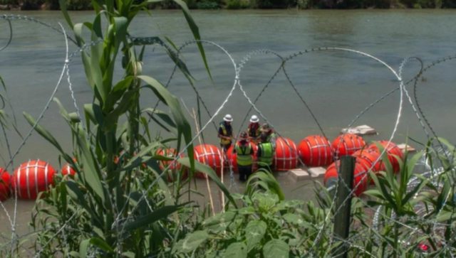 “Barrera flotante” genera tensiones en la relación entre México y Texas