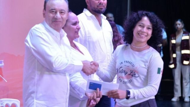 Benefician a Guaymas con becas y obras de modernización