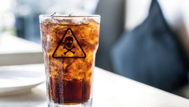 Bebidas azucaradas aumentan riesgo de cáncer hepático en mujeres