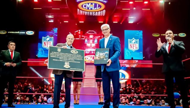 NFL otorga al CMLL una placa conmemorativa por su 90 aniversario