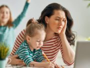 Madres trabajadoras tienden a tener más burnout que los padres, revela estudio