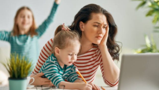 Madres trabajadoras tienden a tener más burnout que los padres, revela estudio