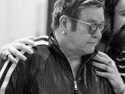 Elton John es hospitalizado tras accidente en su casa