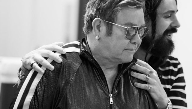 Elton John es hospitalizado tras accidente en su casa