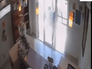 Mujer encierra a ladrón y frustra el robo