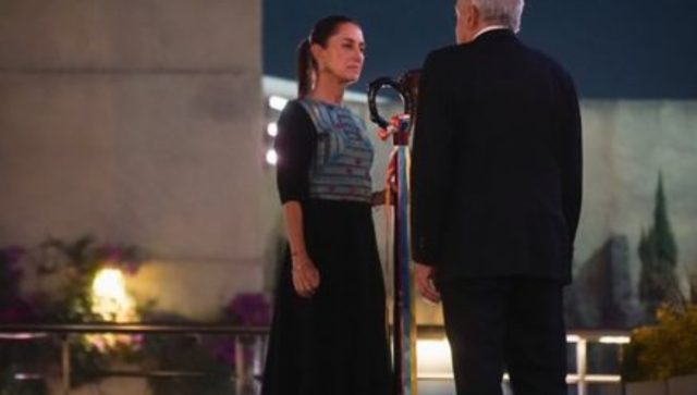 Claudia Sheinbaum recibió el bastón de mando de Morena de la mano de AMLO
