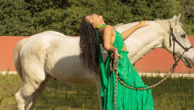 Steffie Beltt presenta su nuevo sencillo “No se me hace justo” junto a la banda mazatleca “Los Estrafalarios”