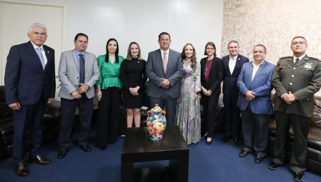Gobernador de Guanajuato asiste al Segundo Informe de Mario Alejandro Navarro