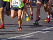 Bottle Claus, el hombre que ayuda a los corredores en los maratones y es héroe