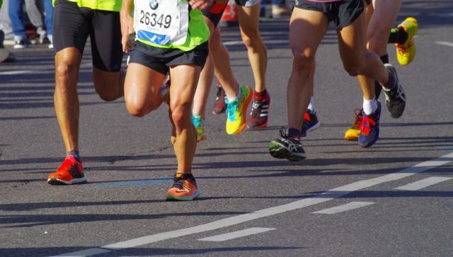 Bottle Claus, el hombre que ayuda a los corredores en los maratones y es héroe