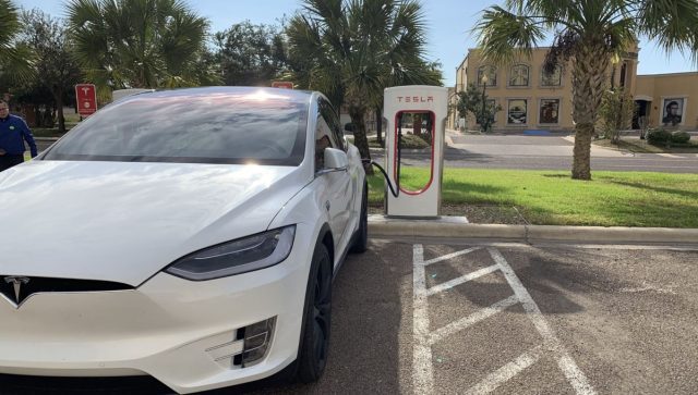 Gobierno de Nuevo León minimiza posible cancelación de Tesla y afirma que van bien