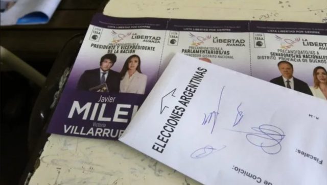 Swifties y Armys irrumpen campaña presidencial de Javier Milei