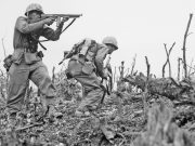 Francisco conmovido al visitar panteón dedicado a caídos de la Segunda Guerra Mundial