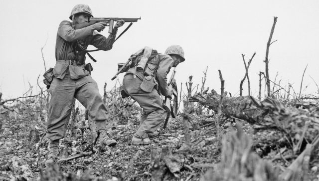 Francisco conmovido al visitar panteón dedicado a caídos de la Segunda Guerra Mundial