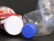 Científicos crean proteína artificial capaz de degradar microplásticos de botellas
