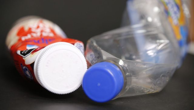 Científicos crean proteína artificial capaz de degradar microplásticos de botellas