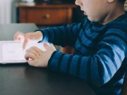 ¿Las pantallas son perjudiciales para el desarrollo infantil? Estudio desmiente mitos