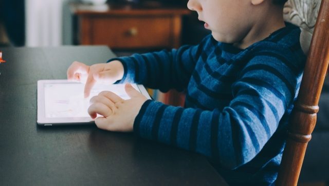 ¿Las pantallas son perjudiciales para el desarrollo infantil? Estudio desmiente mitos