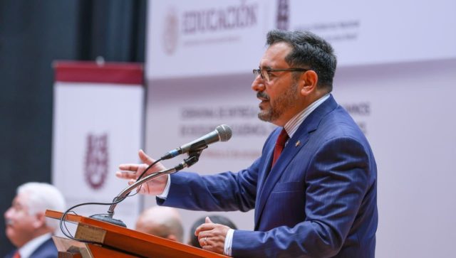AMLO ratifica a Arturo Reyes Sandoval como rector del IPN