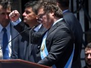 Plan de shock de Milei hace que bonos de Argentina suban a su nivel más alto en 2 años