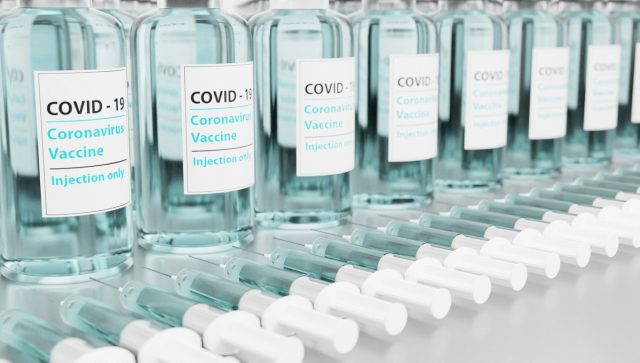 Largas filas para comprar la vacuna de Pfizer en Ciudad de México