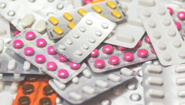 Cofepris señala falsificación y comercialización ilegal en 3 medicamentos oncológicos