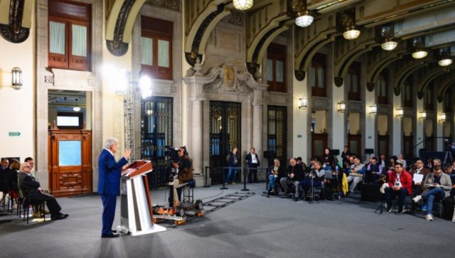 Gobierno pide suspender pagos a manifestantes del Poder Judicial AMLO dando conferencia matutina del gobierno federal