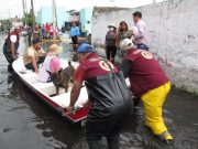 SEMAR pone en marcha comedor en Chalco Grupo de personas ayudando en Chalco con lanchas