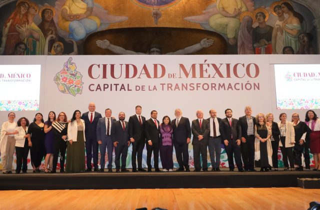 Clara Brugada revela su gabinete 2024-2030 con enfoque feminista Clara Brugada presente a su equipo de trabajo