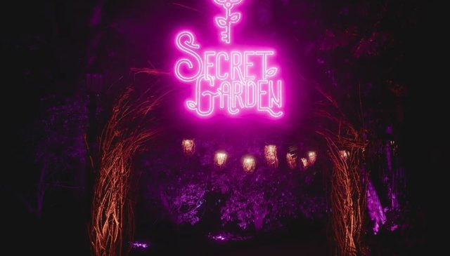 Vive una experiencia inmersiva de luz en Secret Garden Proyección Secret Garden color rosa