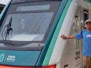 Reportaje expone el daño ambiental del Tren Maya Turista parado a un lado del Tren Maya