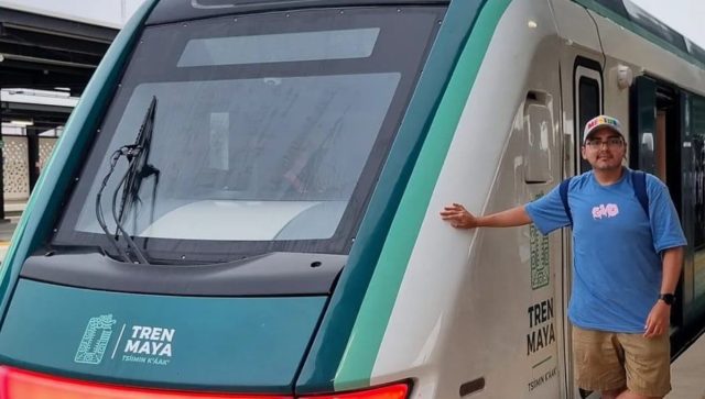 Reportaje expone el daño ambiental del Tren Maya Turista parado a un lado del Tren Maya
