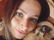 YosStop vuelve a quedar en libertad luego de ser detenida YosStop abrazando a su perro